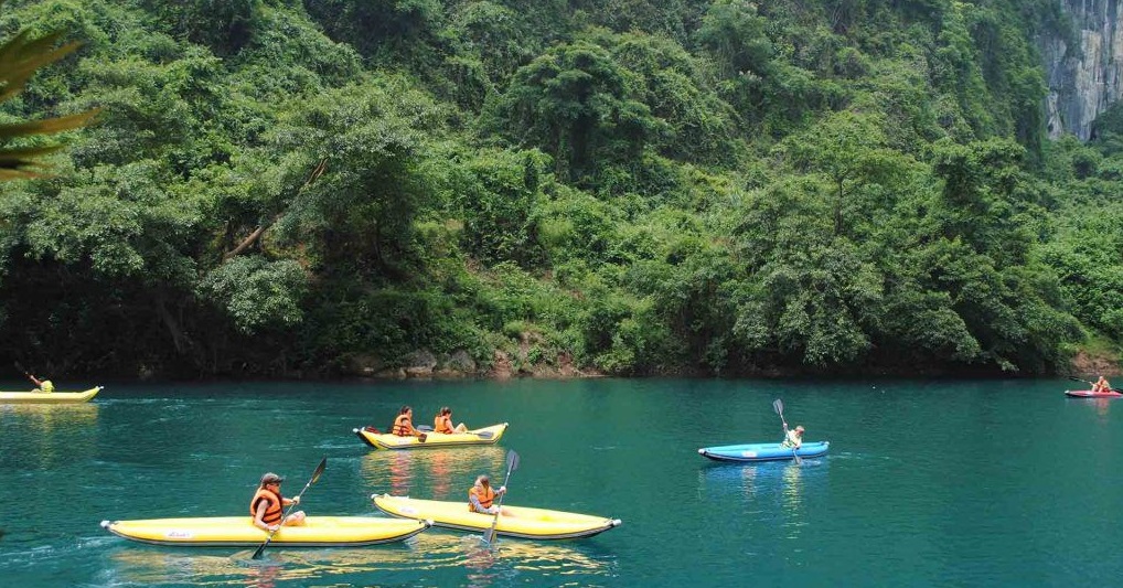 Du khách chèo thuyền kayak tại sông Chày