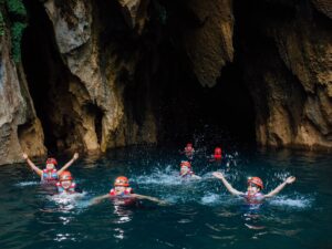 tour khám phá thung lũng sinh tồn