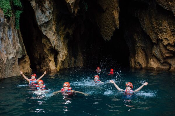 tour khám phá thung lũng sinh tồn